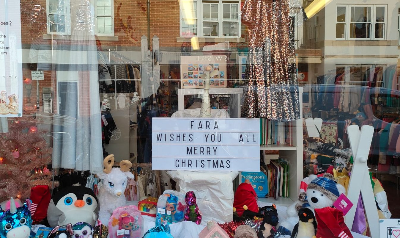 window display of a FARA shop with a sign that says "FARA wishes you all merry christmas"